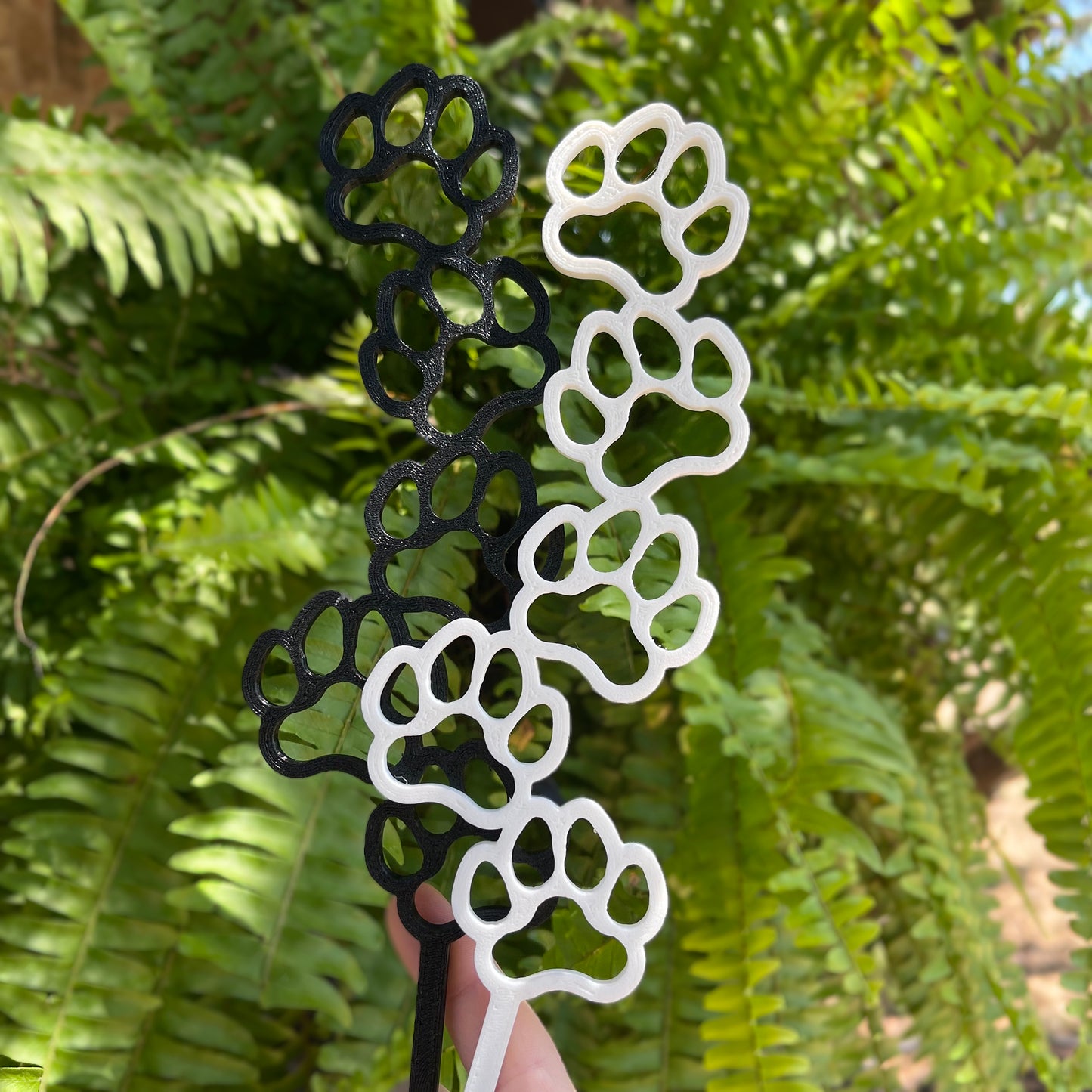 paw print plant trellis