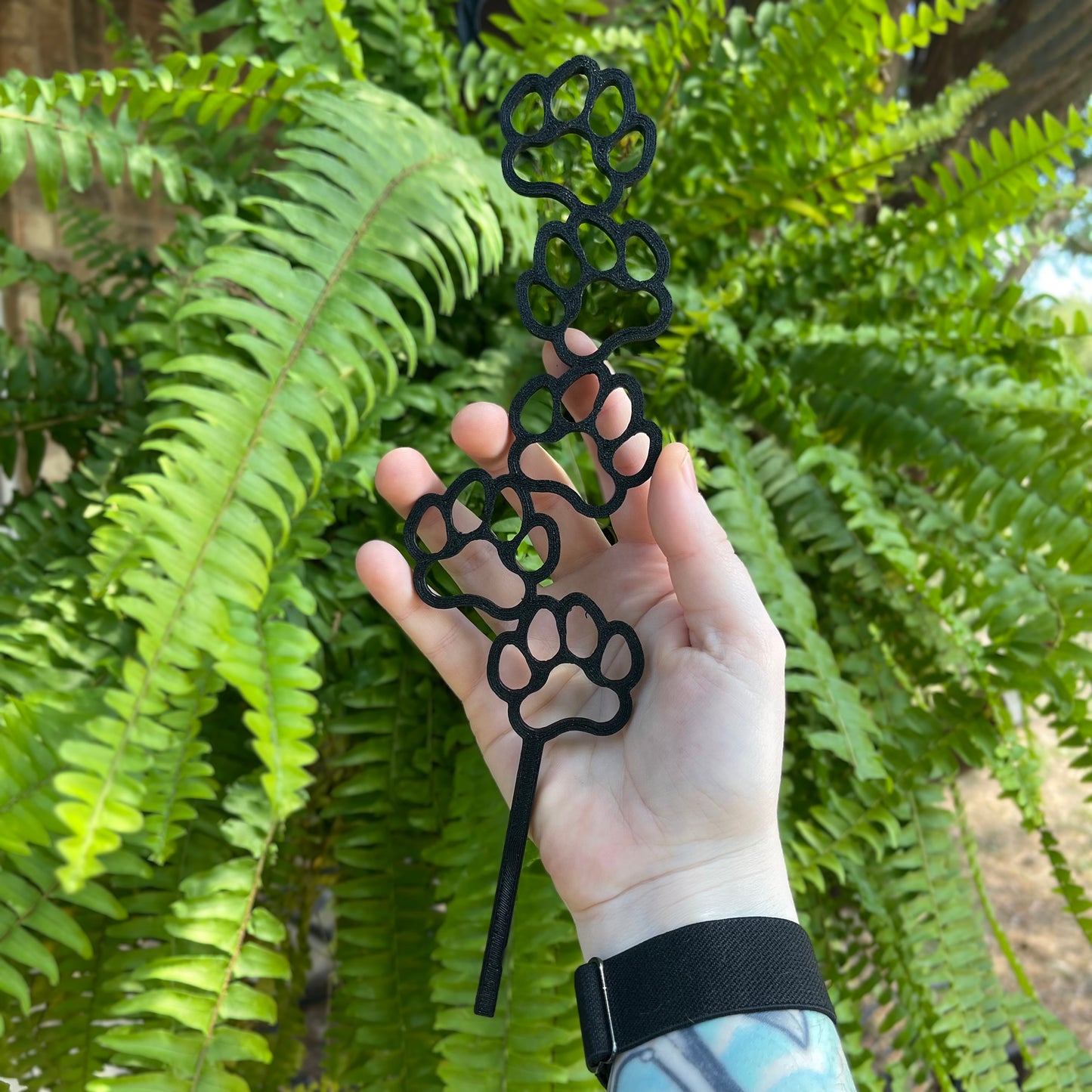 paw print plant trellis